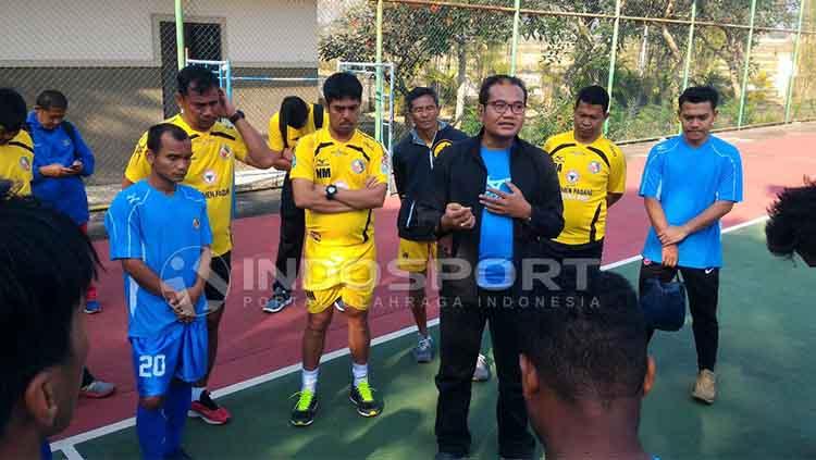 Dirut PT KSSP, Iskandar Lubis ikut datang langsung ke Bandung. Copyright: Indosport/Taufik Hidayat