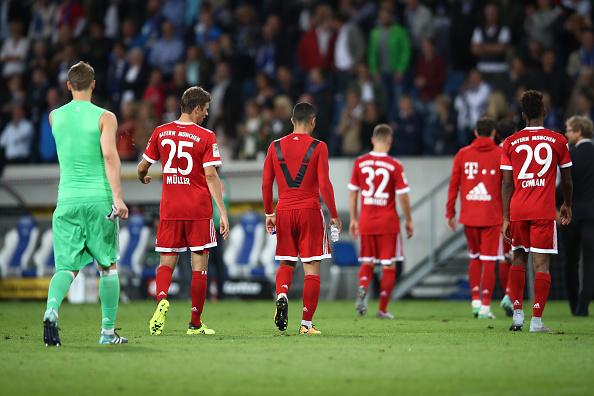 Ekspresi kekecewaan para pemain Bayern Munchen usai dikalahkan oleh Hoffenheim. Copyright: INDOSPORT