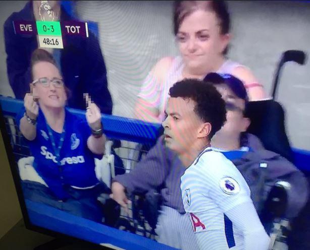 Dele Alli mendapat jari tengah dari fans Everton. Copyright: hesun.co.uk