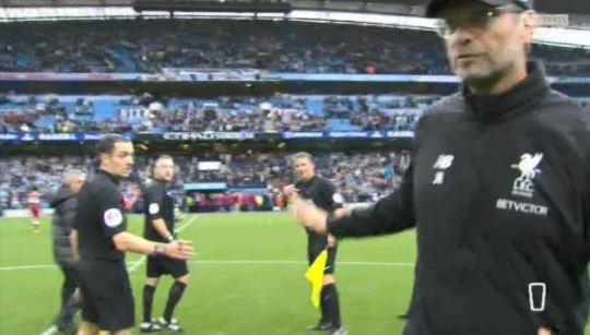 Klopp menolak bersalaman dengan wasit Jon Moss Copyright: Sky Sports