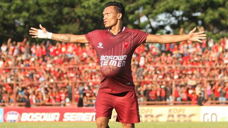 Ferdinand Sinaga cetak dua gol untuk bantu PSM Makassar beli pejaran kepada PS TNI. Copyright: PT LIB