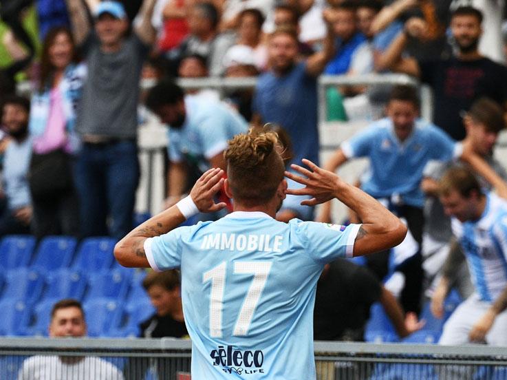 Selebrasi Ciro Immobile usai membobol gawang AC Milan. Copyright: Squawka News