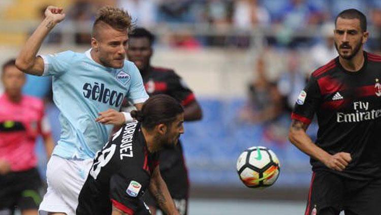 Ciro Immobile menjadi momok bagi pertahanan Milan. Copyright: Squawka News
