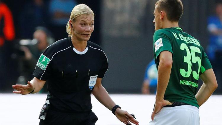 Bibiana Stenhaus, wasit pertama yang memimpin pertandingan kasta utama liga Eropa. Copyright: Indosport