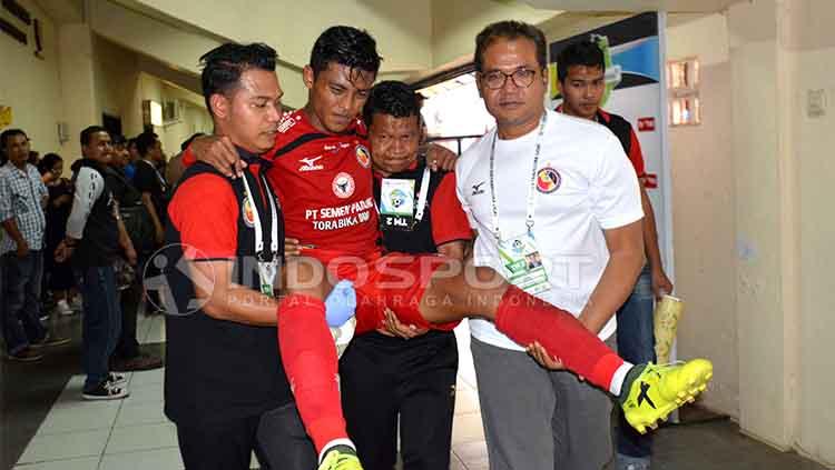 Bos Semen Padang turut menggendong Irsyad Maulana usai mengalami cedera. Copyright: Indosport/Taufik Hidayat
