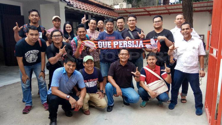 Persija Pers di Depan Kantor Baru Persija Copyright: Muhammad Adi Yaksa/INDOSPORT