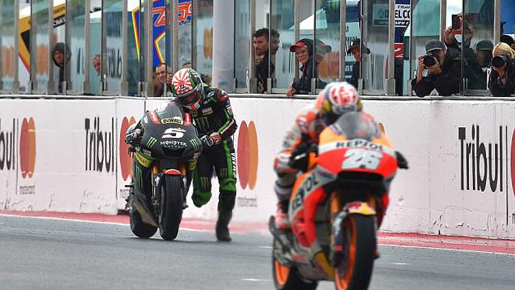 Aksi%20heroik%20Johan%20Zarco%20mendorong%20motor%20hingga%20garis%20finish.