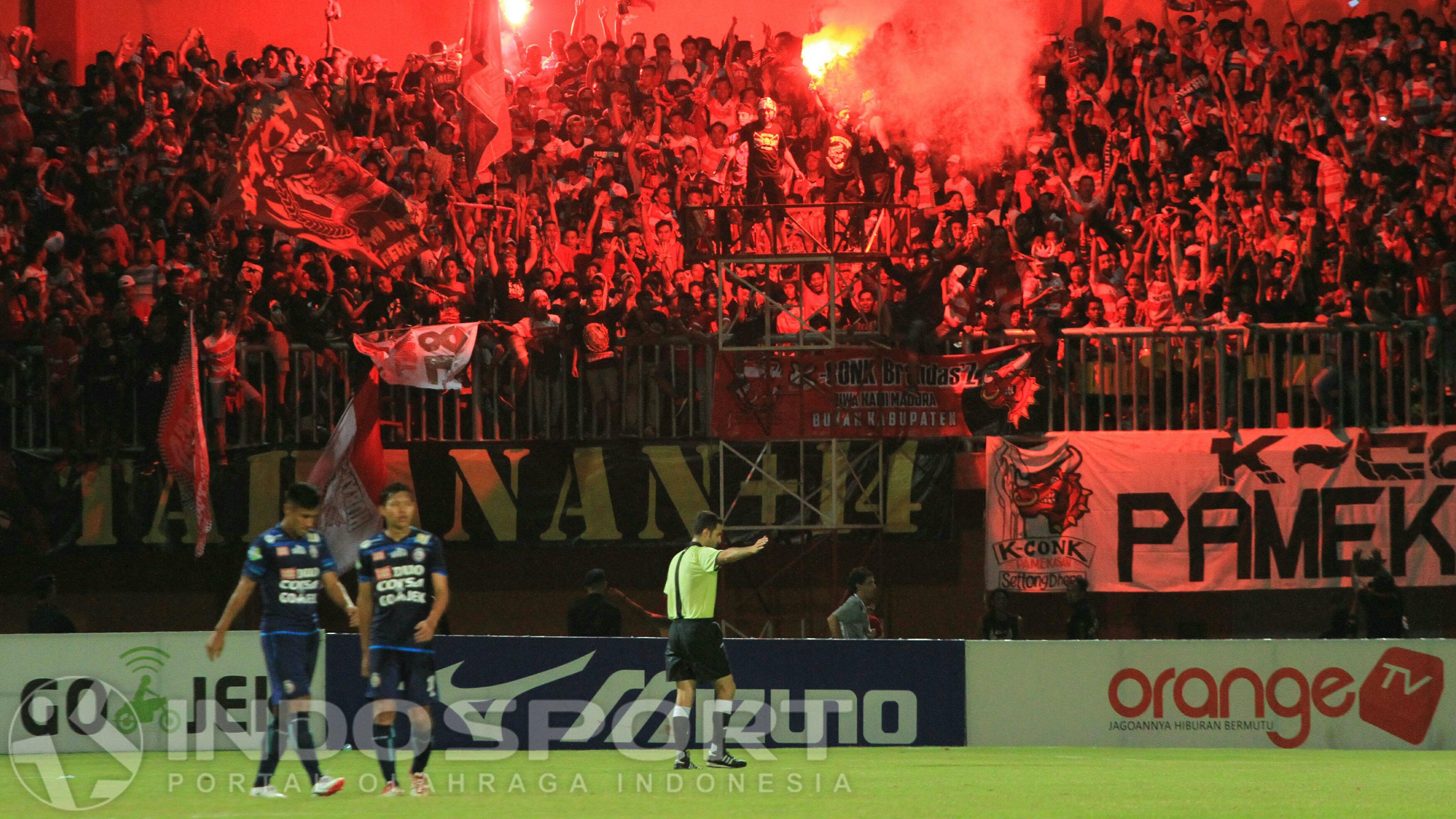 Suporter%20MU%20menyalakan%20flare%20sesaat%20setelah%20peluit%20panjang%20ditiupkan%20wasit.