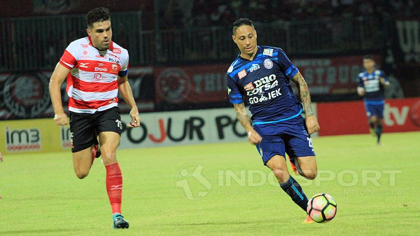 Fabiano Beltrame bermain sangat disiplin dengan memperkecil ruang gerak Juan Pablo Pino. Copyright: Ian Setiawan/Indosport.com