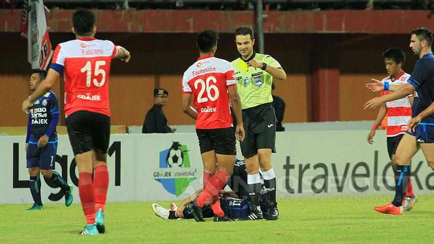 Muhamad Fachrudin saat menerima kartu kuning dari Wasit Payam Heidari asal Iran. Copyright: Ian Setiawan/Indosport.com