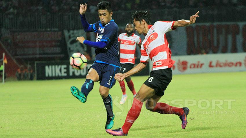 Beny Wahyudi saat perebutan bola dengan Andik Rendika Rama. Copyright: Ian Setiawan/Indosport.com