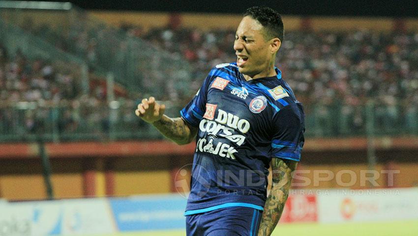 Juan Pablo Pino, playmaker Arema yang meringis kesakitan saat cedera hamstring. Copyright: Ian Setiawan/Indosport.com