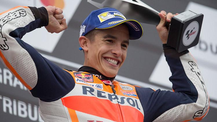 Marc Marquez selebrasi diatas podium MotoGP San Marino. - INDOSPORT