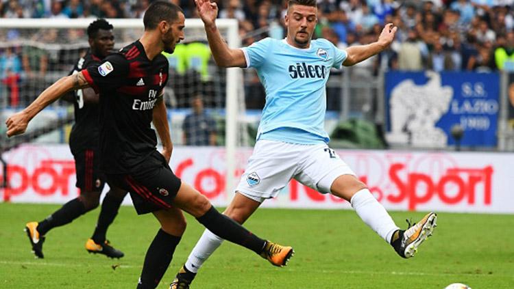 Leonardo Bonucci mendapat kawalan dari Serbia Sergej Milinkovic-Savic. Copyright: INDOSPORT