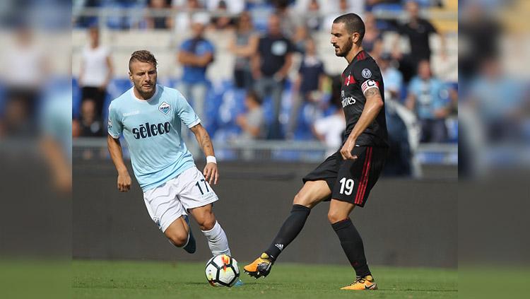 Leonardo Bonucci saat mengontrol bola dari Ciro Immobile. Copyright: INDOSPORT