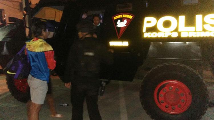 Mobil keamanan yang digunakan untuk mengantar pemain Arema FC. Copyright: Ian Setiawan/INDOSPORT