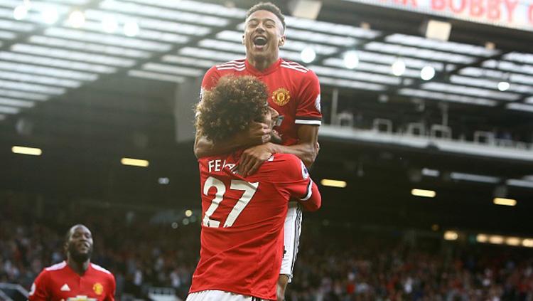 Jesse Lingard (atas) dan Marouane Fellaini, dua pemain bintang Man United. Copyright: INDOSPORT