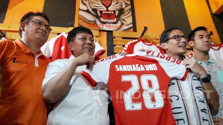 Peresmian store resmi Jakmania oleh Wagub DKI terpilih Sandiaga Uno, dengan Dirut Persija, Gede Widiade dan Ketum Jakmania, Tauhid Indrasjarief. Copyright: Muhammad Adi Yaksa/Indosport.com