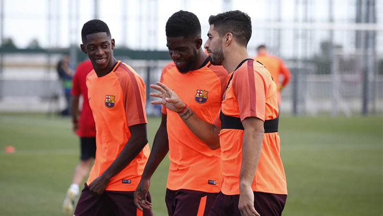 Keceriaan Luis Suarez, Samuel Umtiti, dan Ousmane Dembele di sesi latihan jelang melawan Juventus. Copyright: @ChampionsLeague