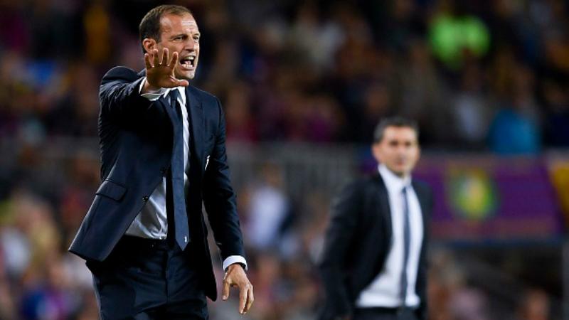 Massimiliano Allegri tampak tidak senang di pinggir lapangan, saat melawan Barcelona. Copyright: INDOSPORT