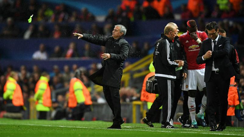 Paul Pogba (kanan merah) merintih kesakitan sambil berjalan meninggalkan lapangan, dengan Jose Mourinho di sebelahnya. Copyright: INDOSPORT