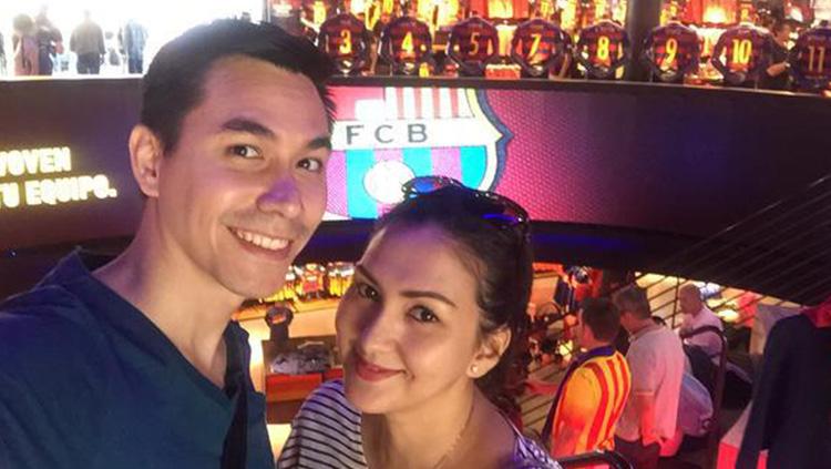 Bos Rans FC, Darius Sinathrya dan istrinya Donna Agnesia menonton langsung Piala Dunia 2022 di Stadion Al Thumama.