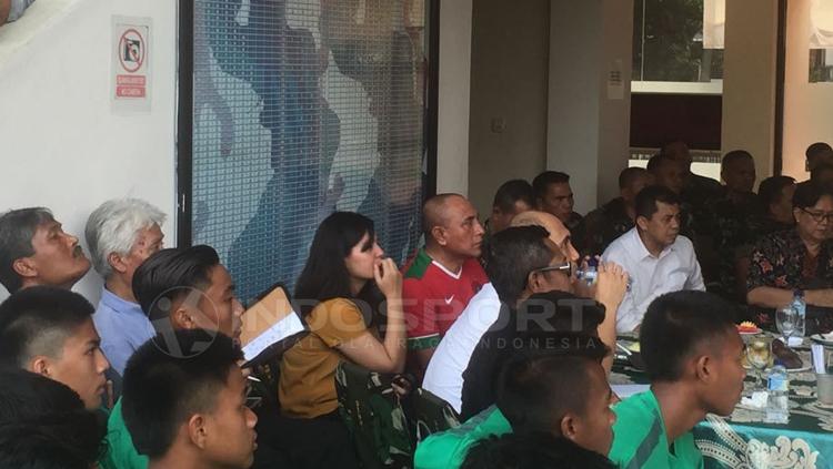 Edy Rahmayadi (kaos Timnas Indonesia merah) Nobar pertandingan Timnas U-19 melawan Brunei. Copyright: Muhammad Adiyaksa/INDOSPORT