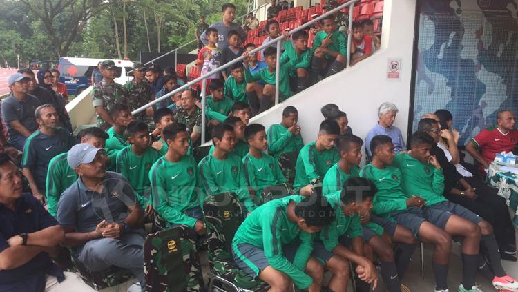 Penggawa Timnas U-16 nobar di markas Kopassus. Copyright: Muhammad Adiyaksa/INDOSPORT