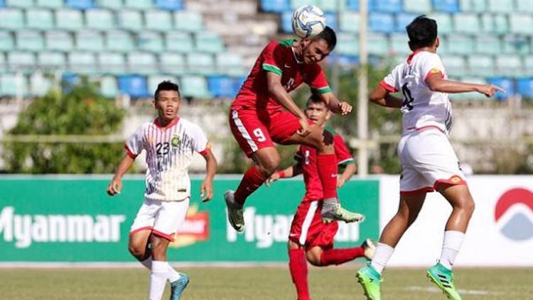 Rafli Nursalim saat sundul bola.