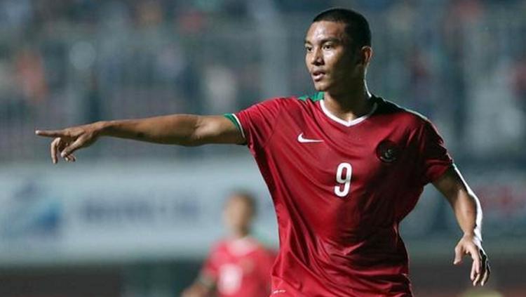 Rafli%20Mursalim%20meminta%20bola%20dari%20rekan%20setimnya%20saat%20melawan%20Brunei.