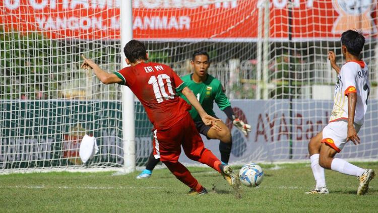 Egy Maulana Vikri tengah mengeksekusi bola depan gawang Brunei.