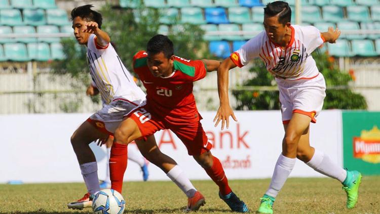 Asnawi Bahar (Timnas Indonesia U-19) mendapat kawalan ketat dari dua pemain Brunei Darussalam.