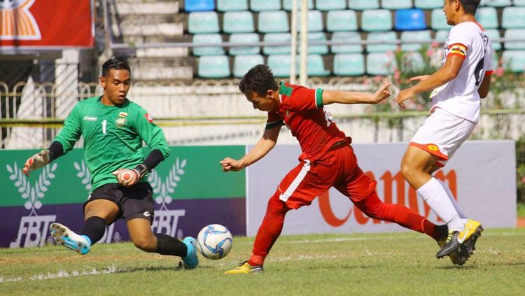 Egy Maulana Vikri mengeksekusi bola di muka gawang Brunei.