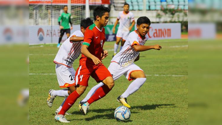 Samuel Christianson Simanjuntak dikawan ketat dua pemain Brunei Darussalam. Copyright: PSSI