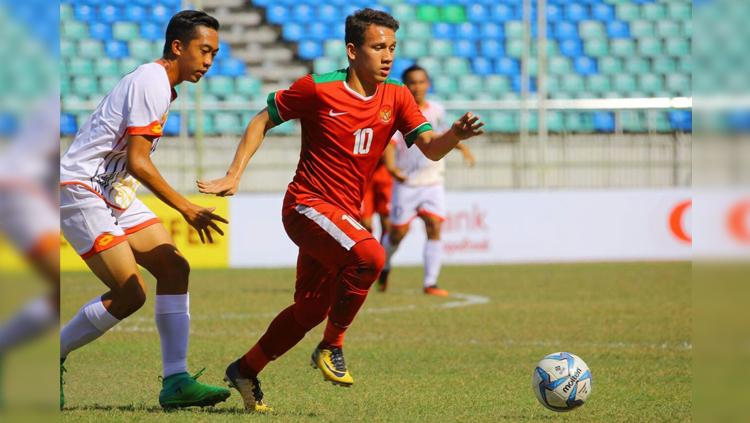 Egy Maulana Vikri (depan) berusaha mendapatkan bola dari pemain Brunei.