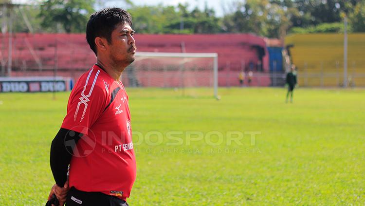 Nilmaizar saat mimpin latihan Semen Padang di Stadion H. Agus Salim, Padang. Copyright: Taufik Hidayat/INDOSPORT