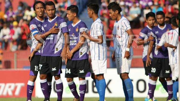 Persik Kediri (ungu). Copyright: Ian Setiawan/INDOSPORT