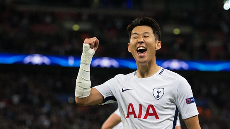 Selebrasi Son Heung-min usai mencetak gol pertama di babak Grup H Liga Champions 2017/18. Copyright: INDOSPORT