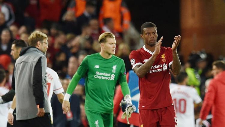 Georginio Wijnaldum tepuk tangan usai pertandingan melawan Sevilla.
