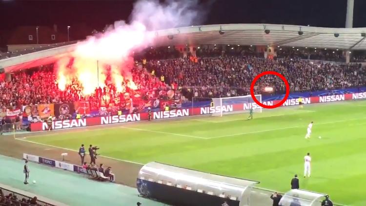 Suporter Spartak lepaskan flare ke arah wasit. Copyright: Twitter