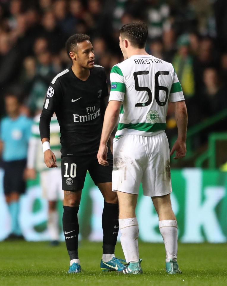 Neymar dan Anthony Ralston adu mulut. Copyright: Getty Images