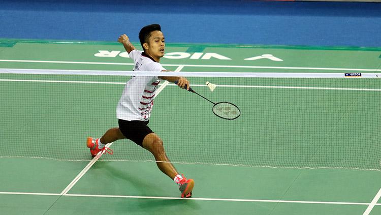 Anthony Sinisuka Ginting berusaha mengambil shuttlecock dari lawan pada laga Korea Open Super Series 2017. Copyright: HUMAS PBSI