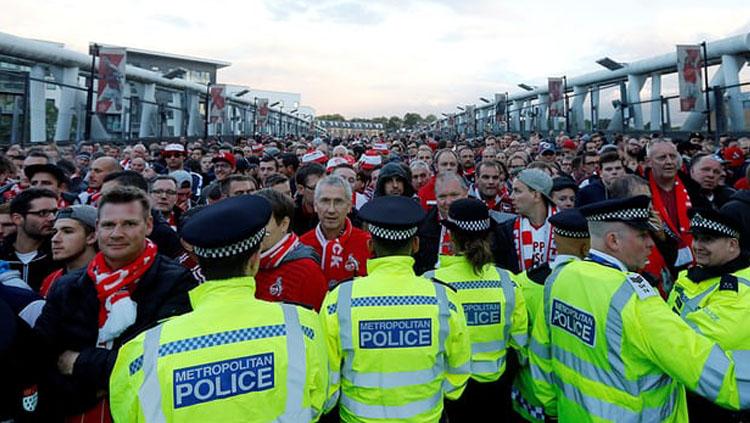Para fans FC Koln mendapat kemanan ketat di Emirates Stadium, markas Arsenal. Copyright: Guardian