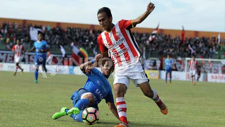 Duel antara pemain Persepam Madura Utama (kanan) vs PSIM Yogyakarta. Copyright: Ian Setiawan/INDOSPORT