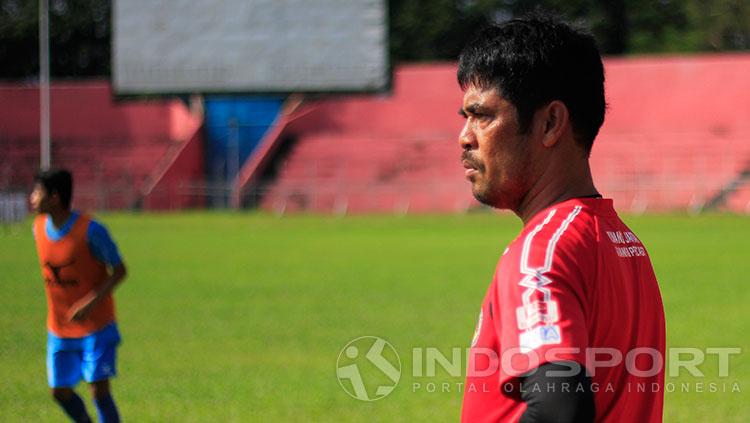 Nilmaizar saat memimpin latihan Semen Padang. Copyright: Indosport/Taufik Hidayat