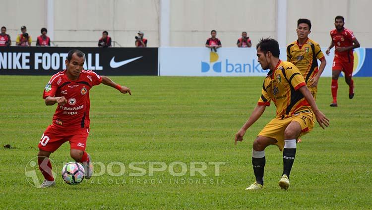 Aksi Riko Simanjuntak saat membela Semen Padang melawan MItra Kukar. Copyright: Indosport/Taufik Hidayat