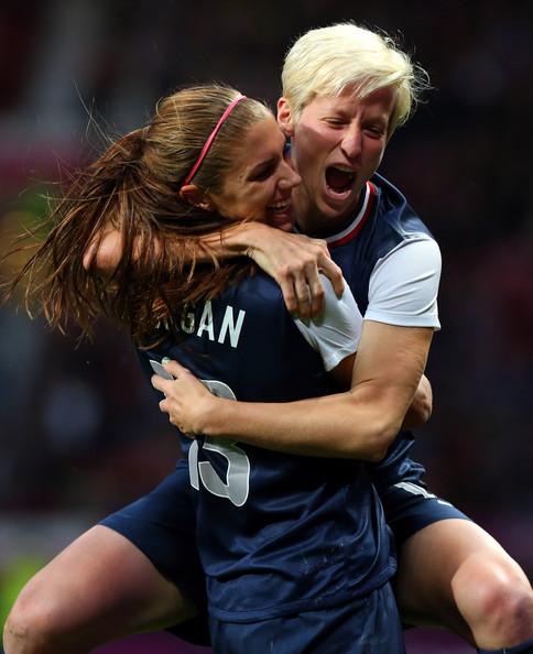 Alex Morgan dan Megan Rapinoe, dua pemain sepakbola Amerika Serikat. Copyright: zimbio.com