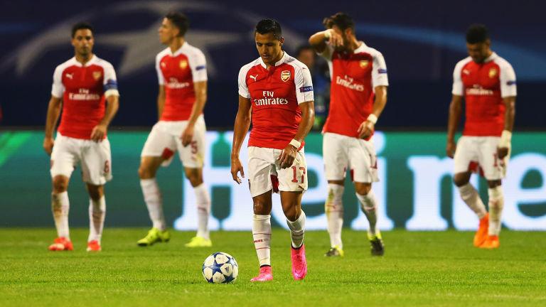 Para pemain Arsenal yang tertunduk lesu usai telan kekalahan. Copyright: SkySport.com