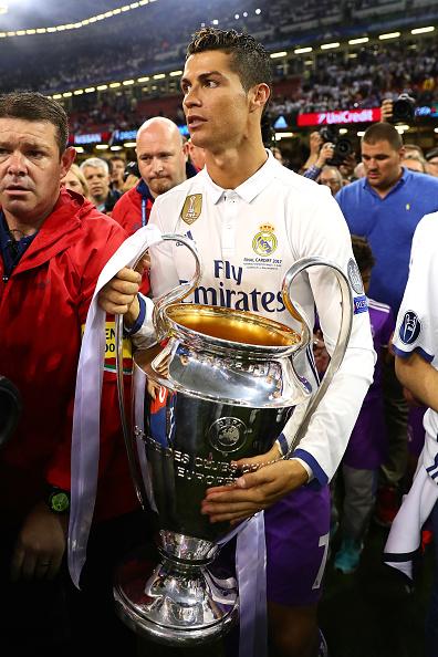 Cristiano Ronaldo bersama trofi Liga Champions 2016/17. Copyright: INDOSPORT