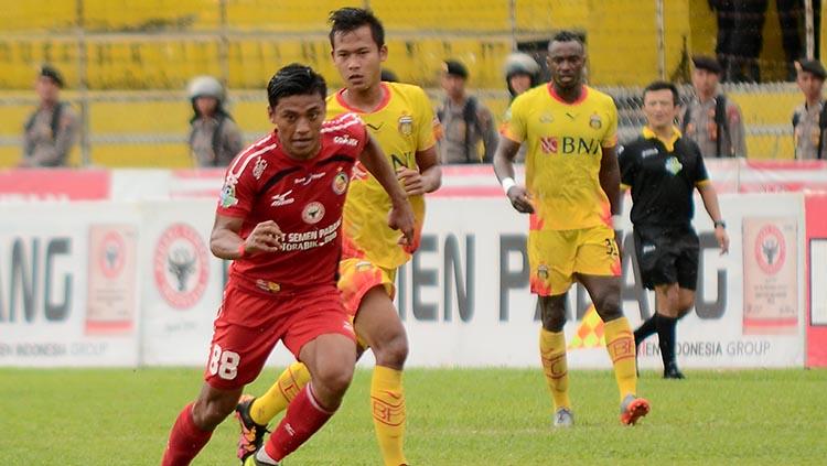 Situasi pertandingan antara Semen Padang vs Bhayangkara FC. Copyright: Taufik Hidayat/INDOSPORT